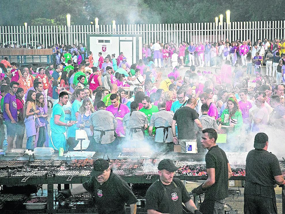 La barbacoa organizada para el Día de las Peñas de Calatayud llenó el recinto ferial de Claretianos.