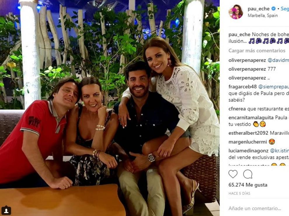 Paula Echevarría posa con su pareja y unos amigos, en una imagen reciente.