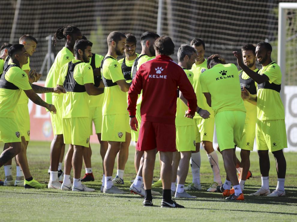 Futbolistas del Huesca este sábado en el arranque de su última sesión de entrenamiento, que se ha llevado a cabo a puerta cerrada desde las 9.00.