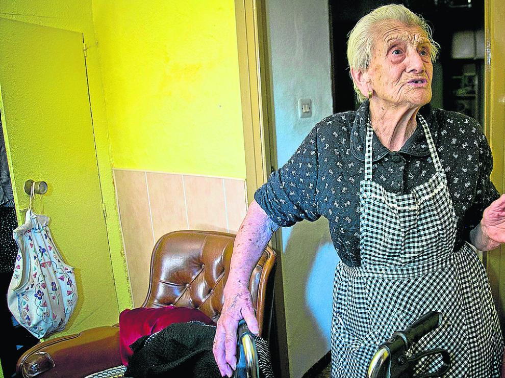 Manuela Mínguez, en su casa de Villalengua, en la que vive sola.