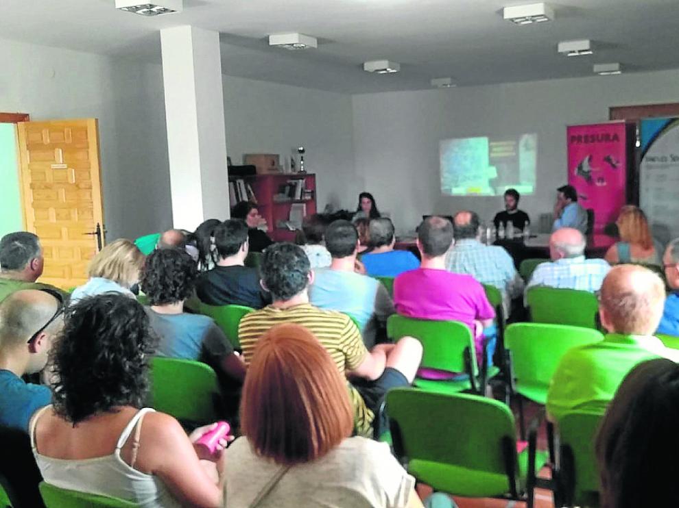 Los vecinos de Jarque de la Val se reunieron en la jornada contra la despoblación.
