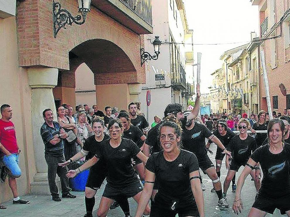 Los vecinos disfrutan del pasacalles durante las fiestas de Peralta de Alcofea.
