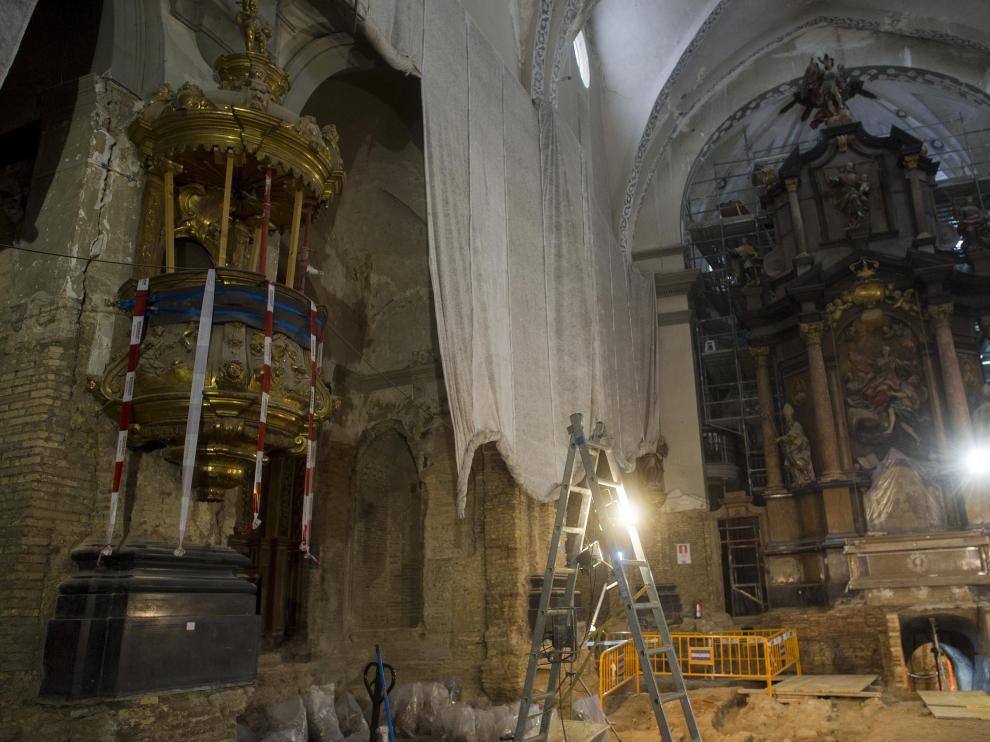 El Arzobispado de Zaragoza se ha hecho cargo de la restauración de los bienes muebles del interior de la parroquia, entre los que destaca el retablo mayor, obra de José Ramírez de Arellano, del siglo XVIII. Existe otro retablo menor, de Damián Forment, troceado en dos capillas del templo.