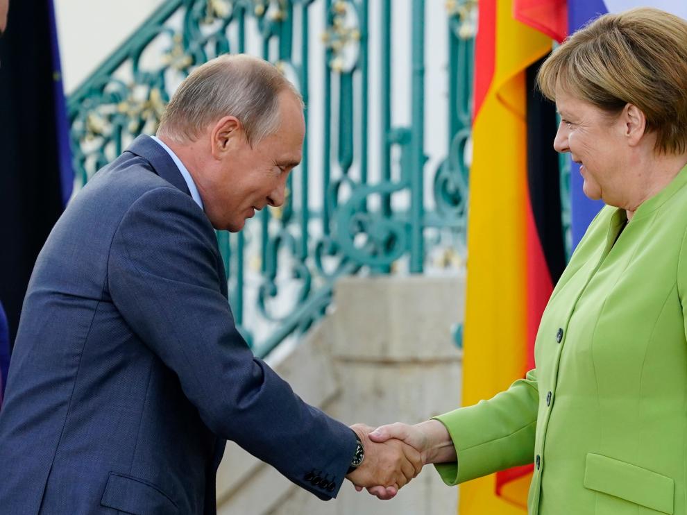 Vladimir Putin y Angela Merkel este sábado en Berlín