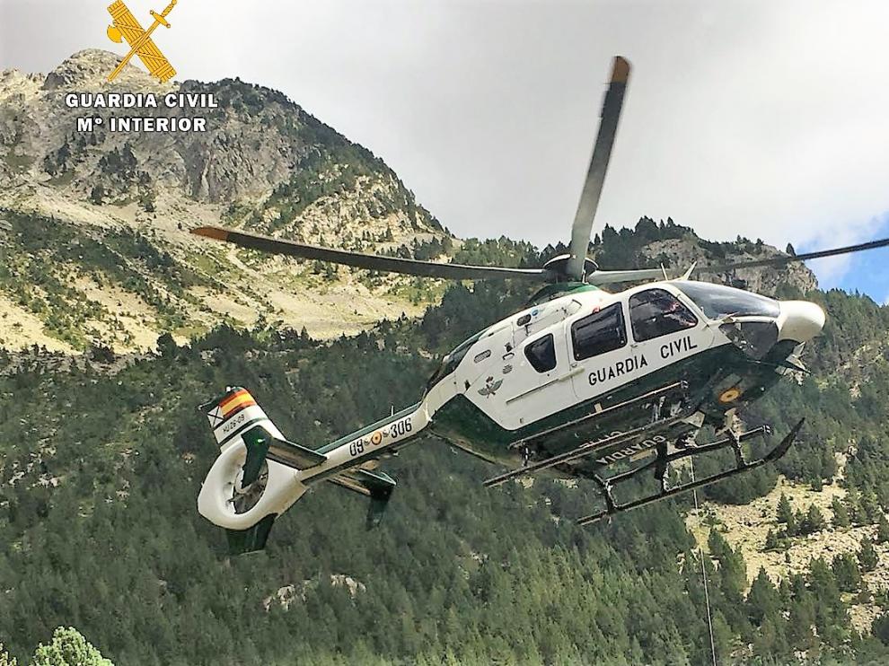 El helicóptero de la Guardia Civil durante una de las intervenciones de este fin de semana.