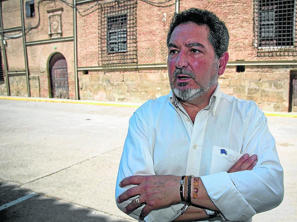 Ignacio Marcuello, en Sabiñán, con el Palacio de los Condes de Argillo al fondo.