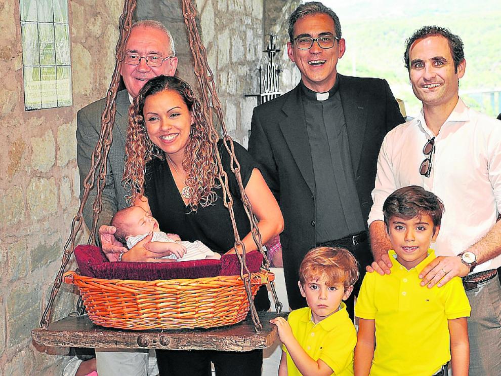 Pesaje de Mía Isabel Durán, de Artasona, en compañía de su familia y el obispo Ángel Pérez.
