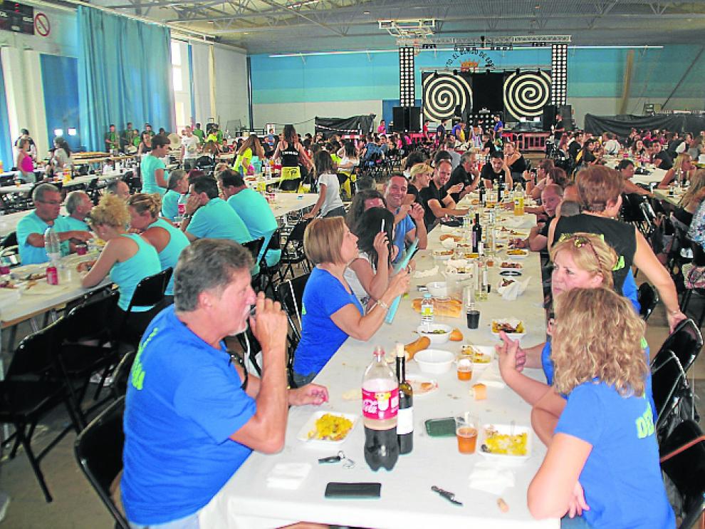La comida de las peñas reunió a decenas de comensales.