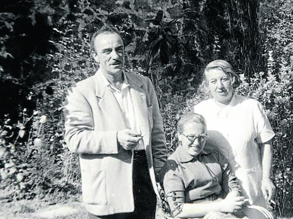 Concha Méndez, a la derecha y de blanco, con el autor aragonés José Ramón Arana y su esposa.