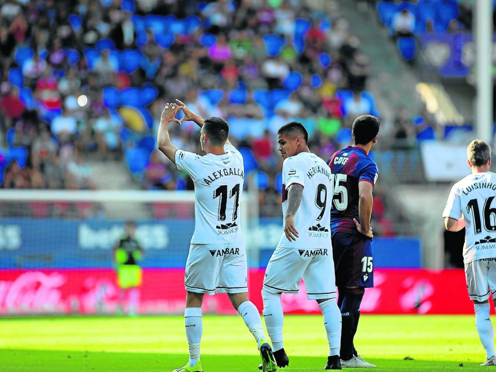 Álex Gallar celebra con un corazón uno de los dos goles que marcó ayer en Éibar.