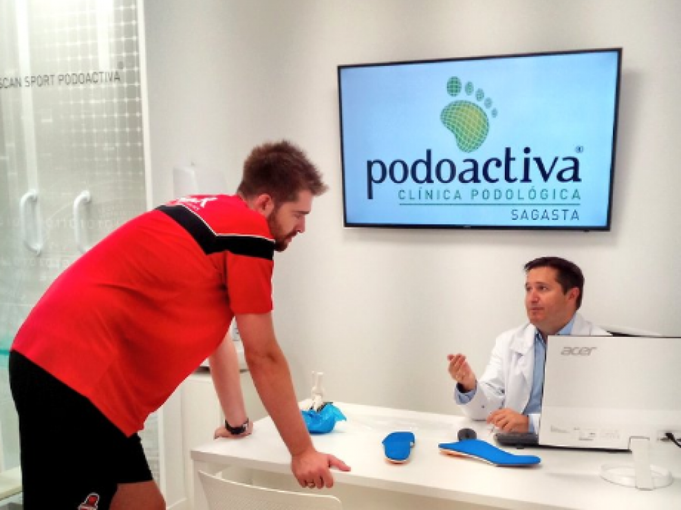 Nemanja y el doctor Alfaro, durante el reconocimiento médico.