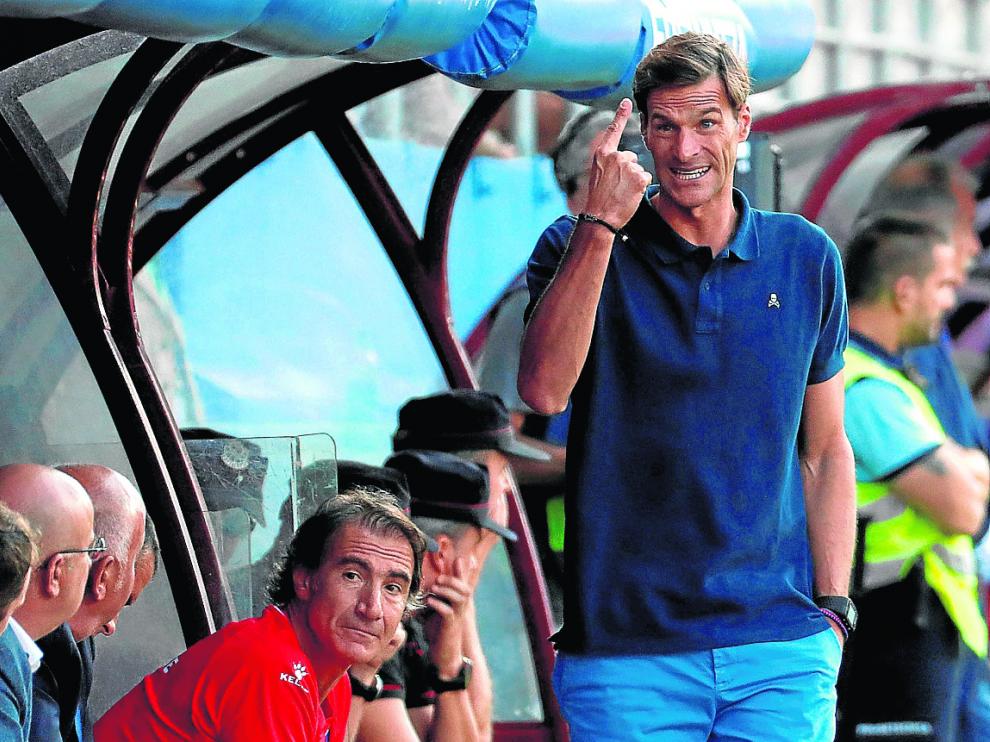 El técnico Leo Franco gesticula durante el encuentro de ayer frente al Eibar.
