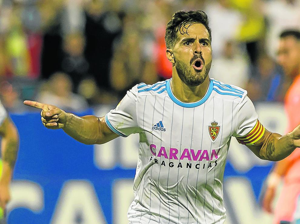 Javi Ros, ayer capitán del Real Zaragoza, celebra el gol que anotó desde el punto de penalti.