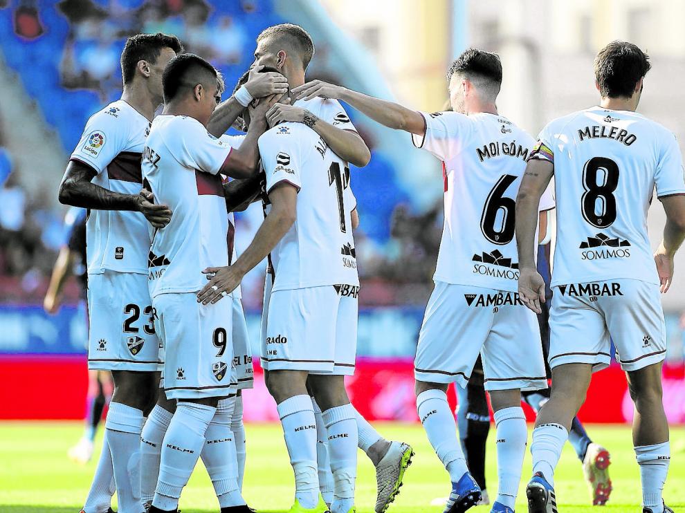 Los futbolistas del Huesca celebran en Éibar uno de los dos goles que anotó Álex Gallar para el triunfo por 1-2.