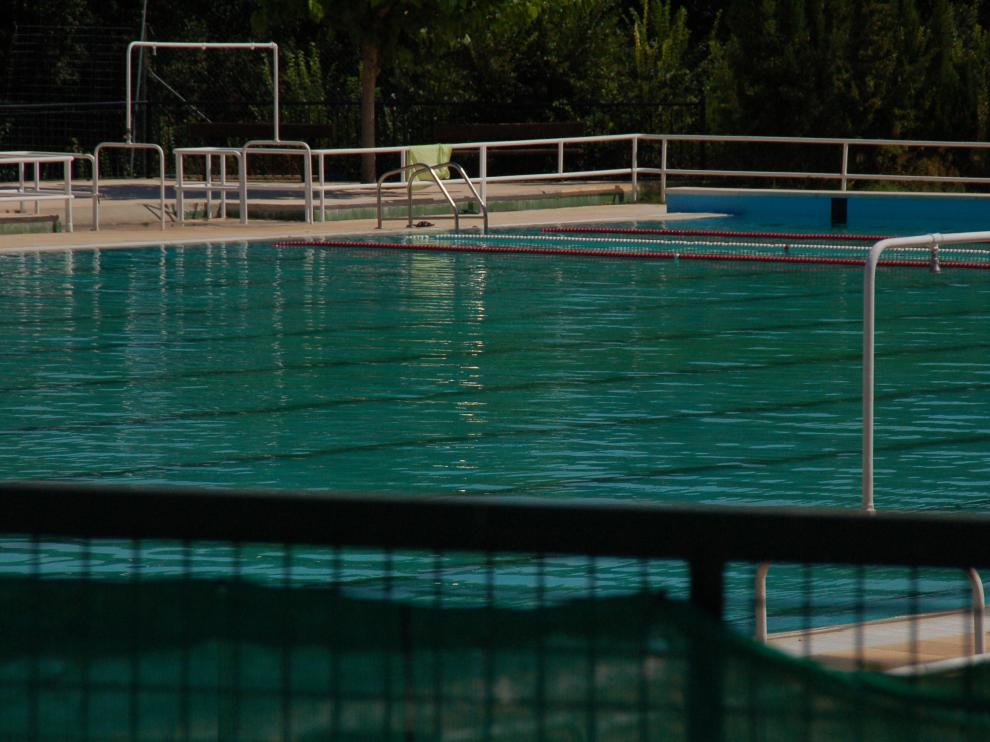 Estado en el que se encontraba la piscina de Caspe este lunes.