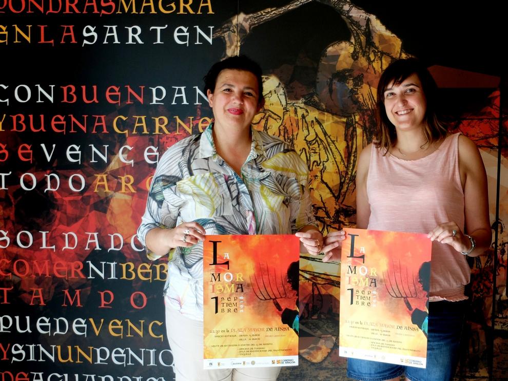 Isabel Bergua, a la izquierda, y Beatriz Salcedo con el cartel de la Morisma.