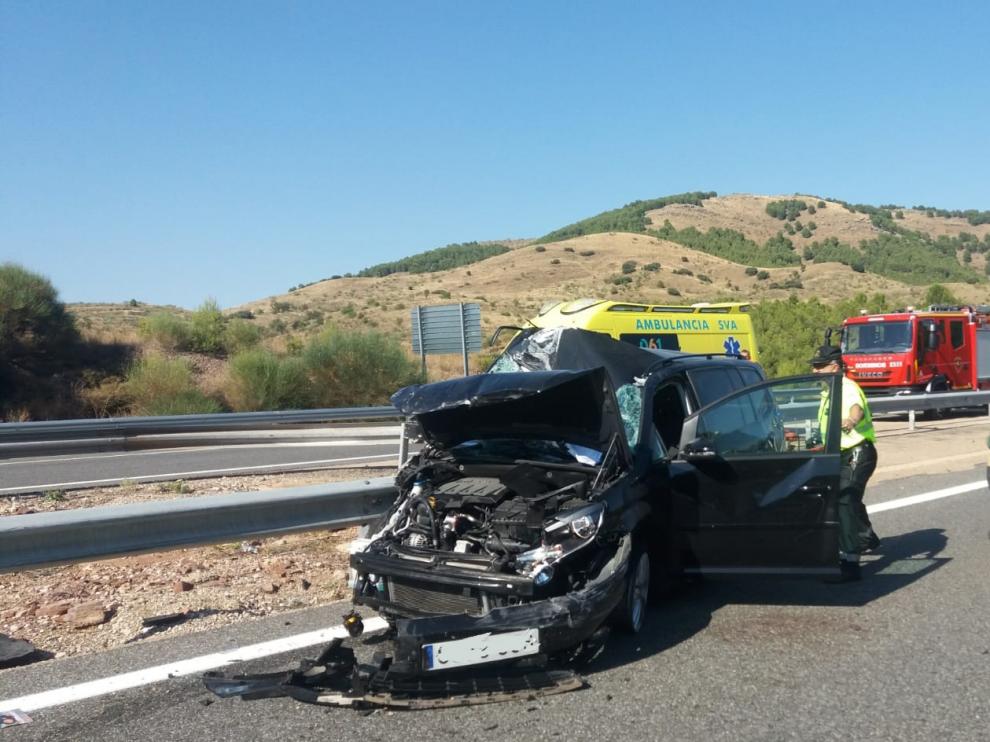 El vehículo ha quedado destrozado tras la colisión con el camión.