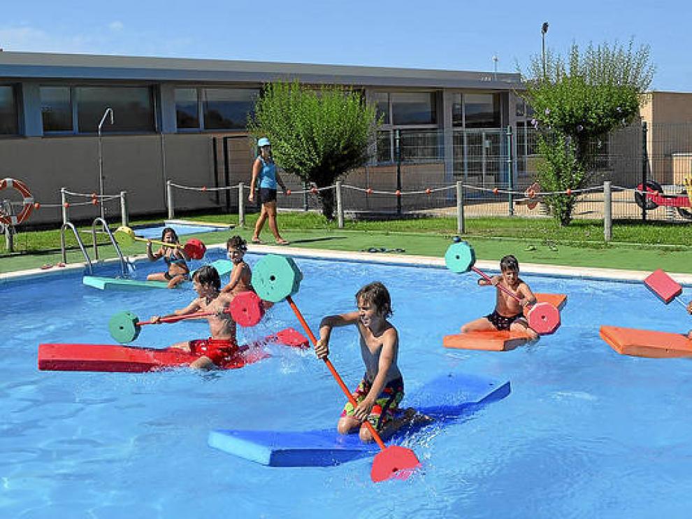 Actividades en la piscina de Abiego, en la provincia de Huesca.