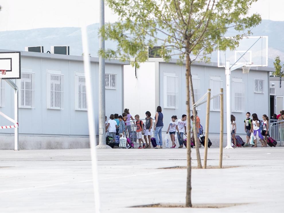 Alumnos del Foro Romano, en Cuarte de Huerva, entrando a uno de los barracones
