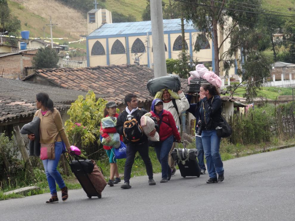 Inmigrantes venezolanos caminan con sus pertenencias a 10 km de Tulcán (Ecuador)
