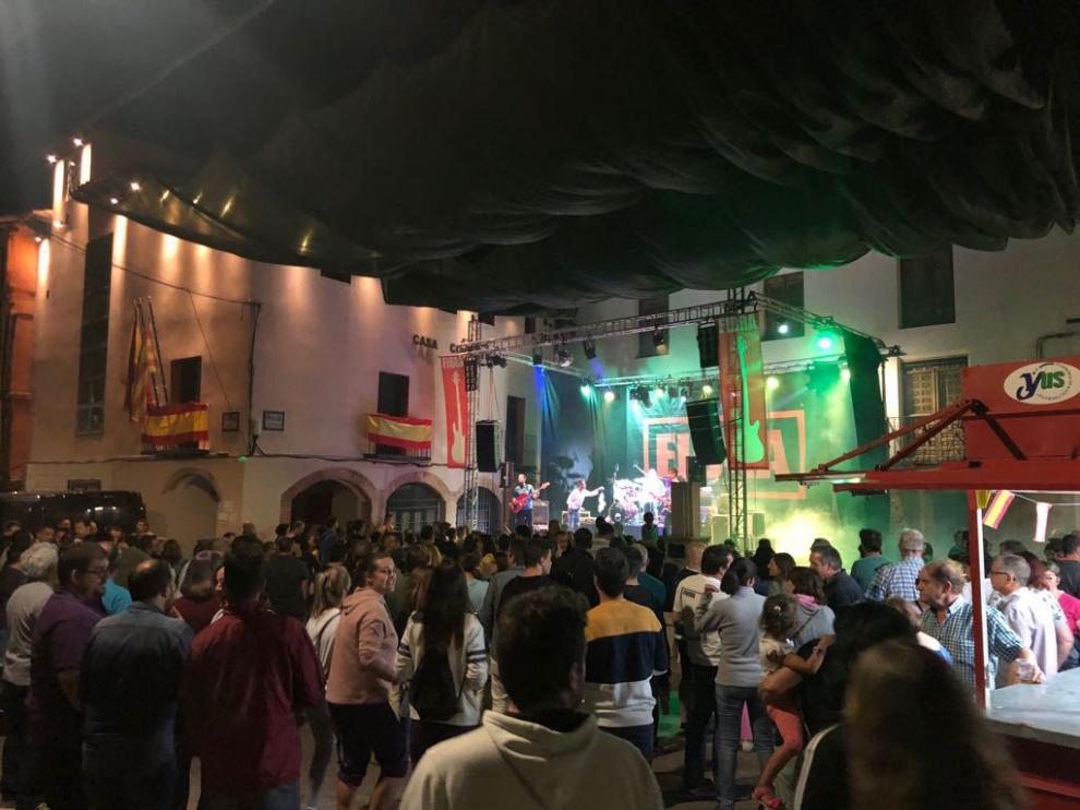 Una concurrida verbena en la plaza de Gea de Albarracín durante las fiestas.