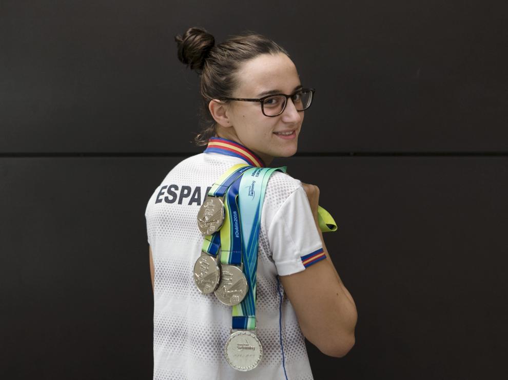 María Delgado, con sus medallas, ayer a su llegada a la estación de Delicias.