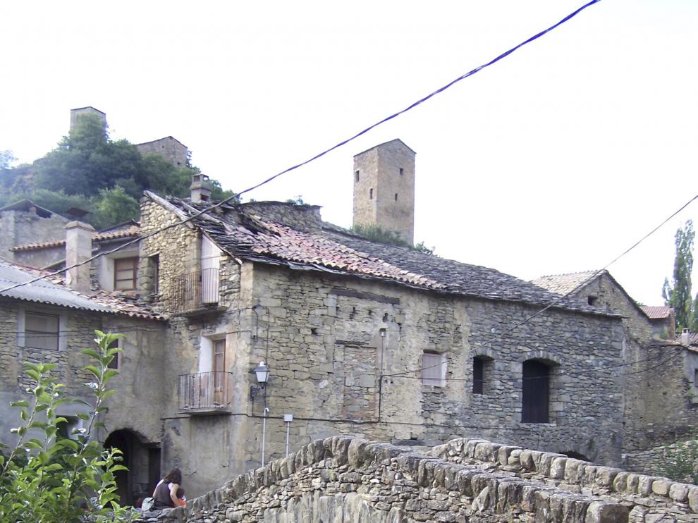 Puente a la entrada de la villa medieval de Montañana, en Huesca.