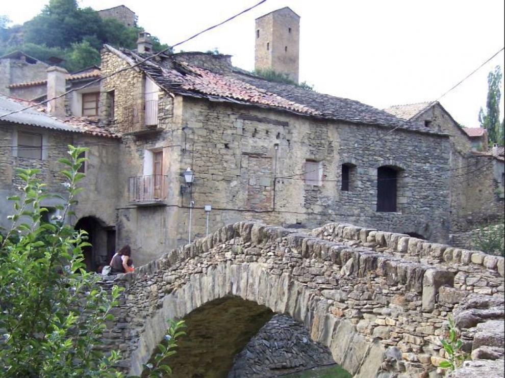 Puente a la entrada de la villa medieval de Montañana, en Huesca.