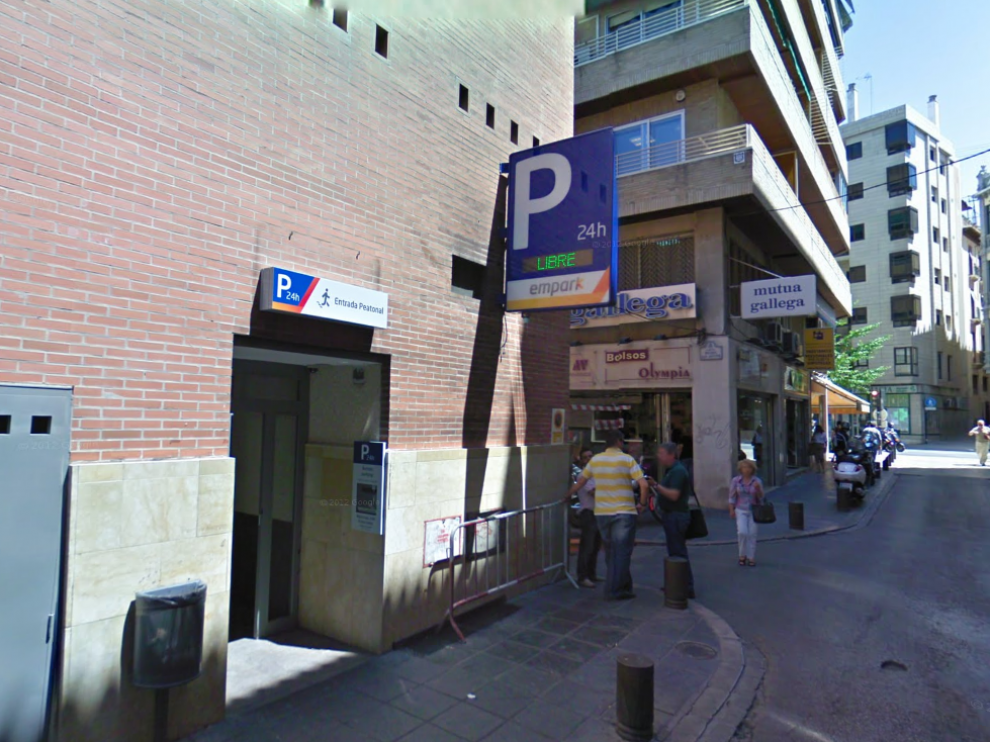 La pareja malagueña encontró la mochila de los turistas en un aparcamiento del centro de Granada.