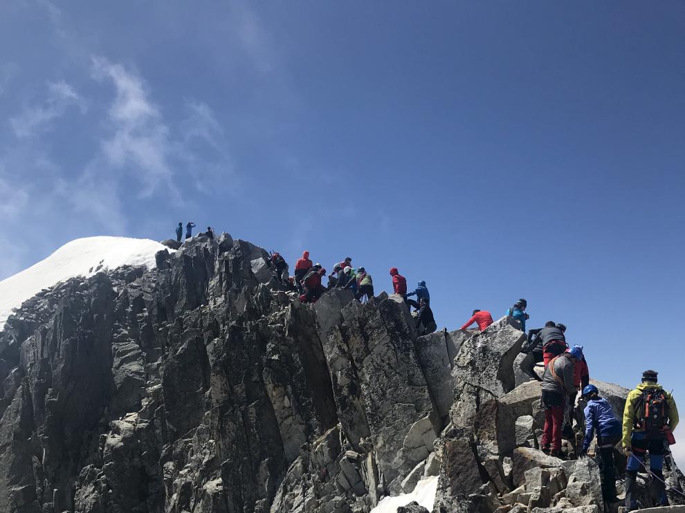 Una imagen tomada este verano de la cola en el puente o paso de Mahoma, en el acceso a la cima.