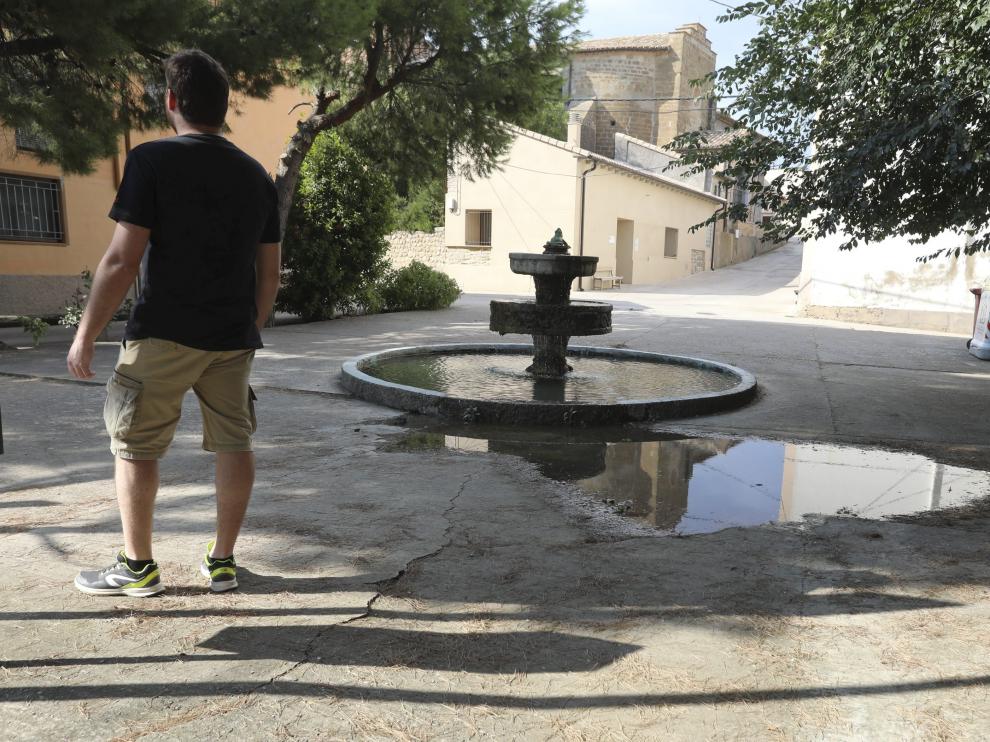 El presidente de la Asociación de Vecinos, Rubén Tejada, junto a la fuente próxima al parque infantil.