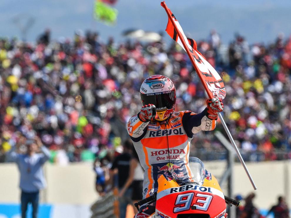 Marc Márquez celebra la victoria el año pasado en el circuito de Motorland.