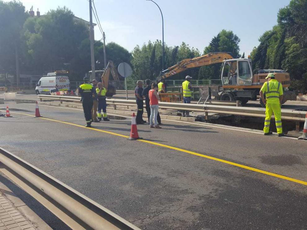 Reventón de una tubería en avenida Cataluña