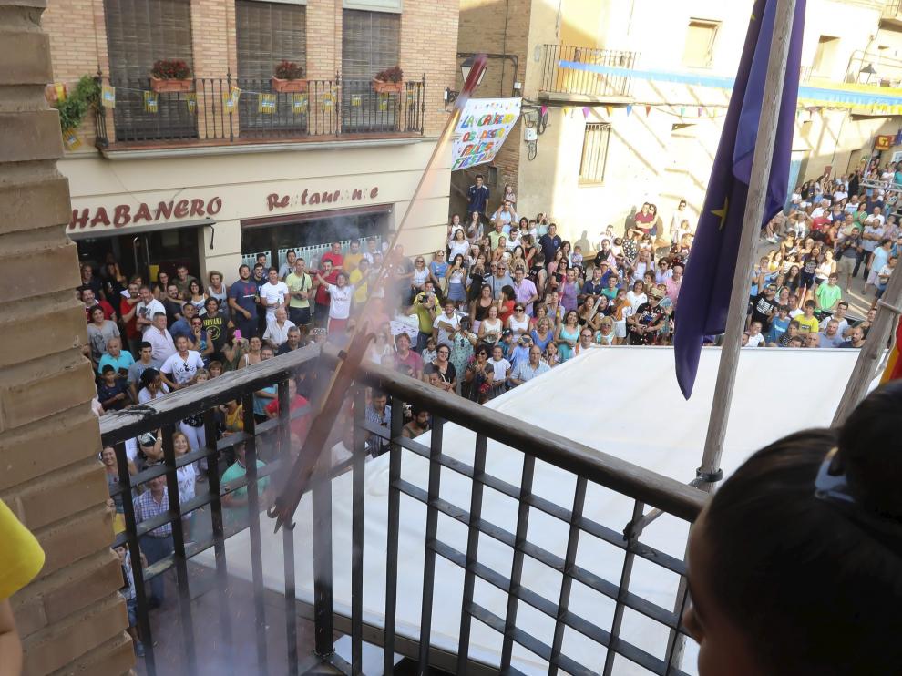 Lanzamiento del cohete anunciador ante la Plaza Mayor repelta de gente.
