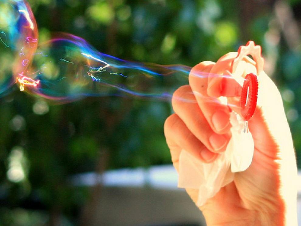 Finas láminas de agua jabonosa con aire dentro
