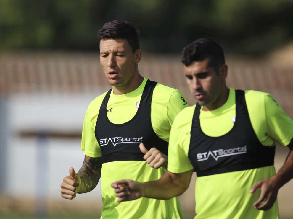 Damián Musto, a la izquierda de la imagen, corriendo en el entrenamiento de este jueves del Huesca junto al balear Lluís Sastre.