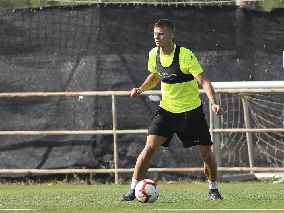 El delantero italiano Samuele Longo durante una sesión de entrenamiento con el Huesca.