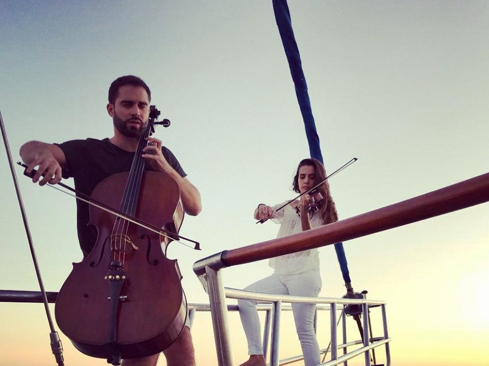 Los dos integrantes del dúo CaboStrings: Roberto y Elena.