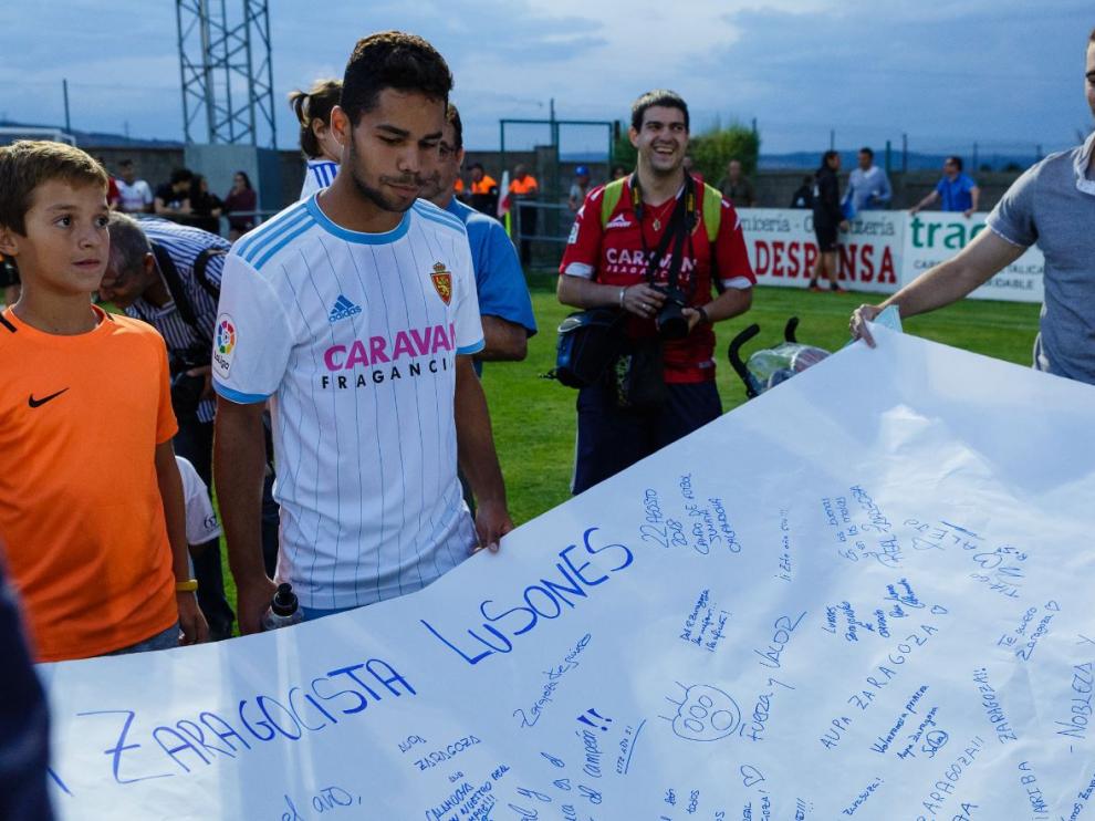 Raí Nascimento, firmando una gran cartulina preparada por la Peña Lusones de Calamocha tras el partido de las peñas este miércoles.