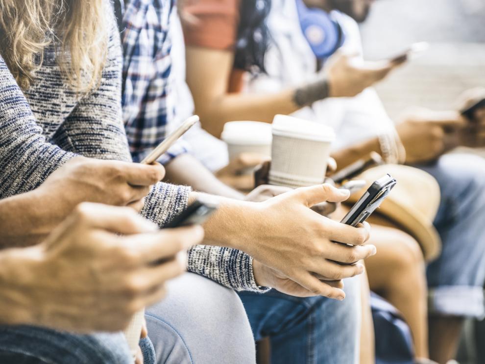 Cada vez son más las personas que se animan a encontrar el amor a través de las 'apps' móviles.