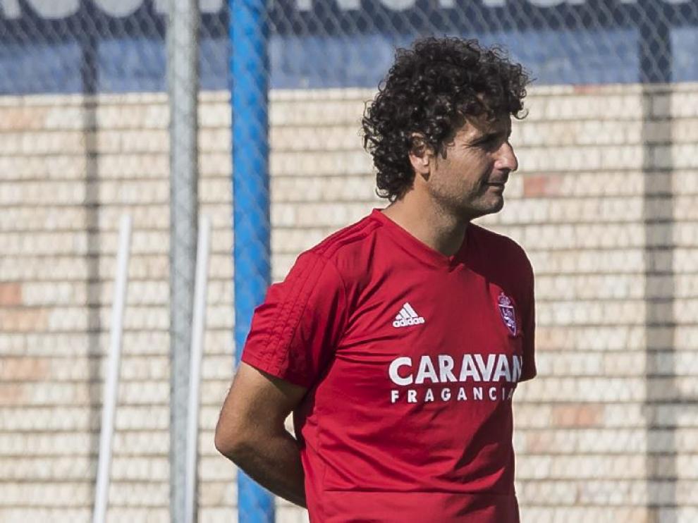 Idiakez, pensativo, observa el entrenamiento del equipo este viernes.