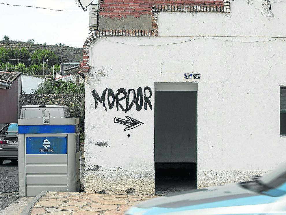 Frente al bar El Trujal, el humor y la afición a 'El señor de los anillos' se combinan en una sola pintada.