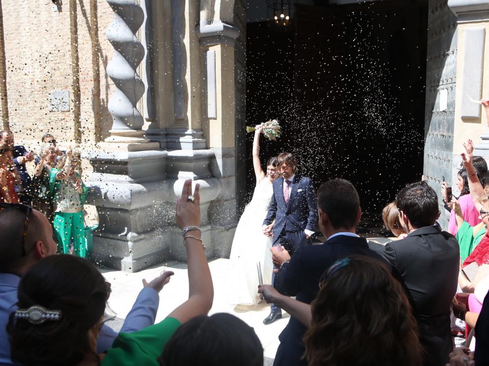 Los novios, a la salida de la ceremonia, en la iglesia de San Felipe