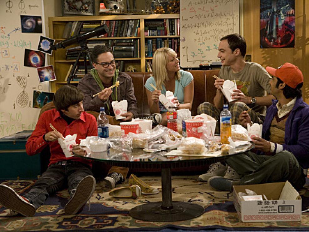 El elenco de 'The Big Bang Theory', con Penny (Kaley Cuoco) en el centro