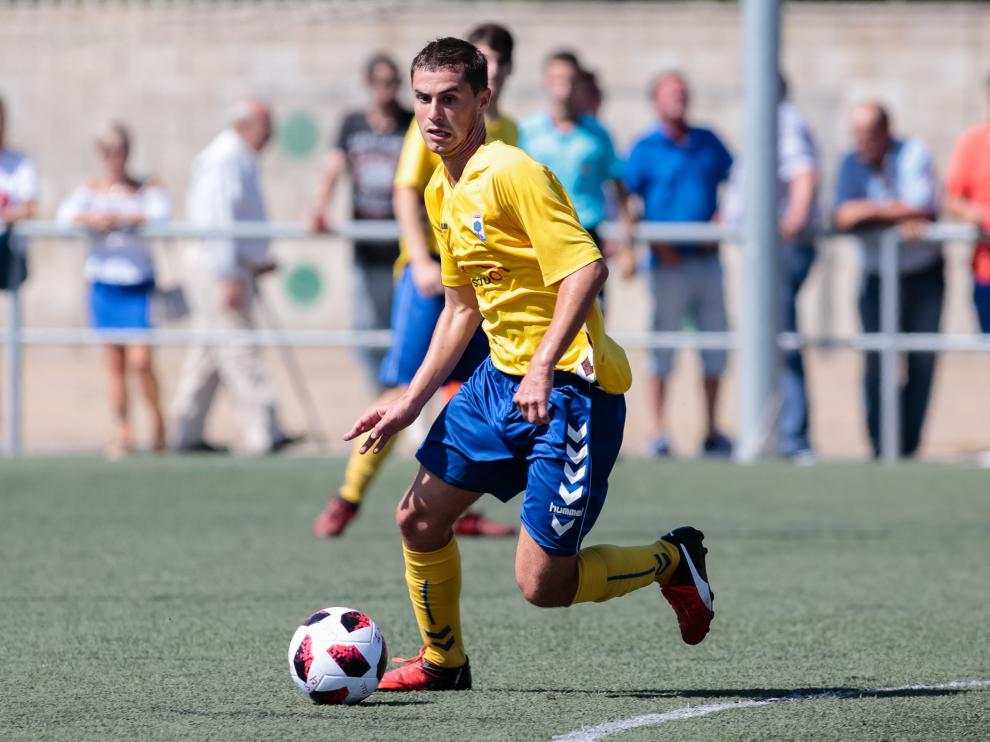 Un jugador del Robres avanza con el balón en un partido ante el San Juan.