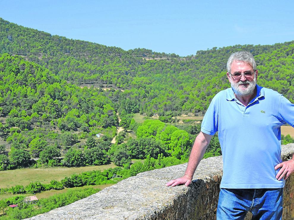 El alcalde, en un rincón de la localidad cincovillesa, rodeado de naturaleza.