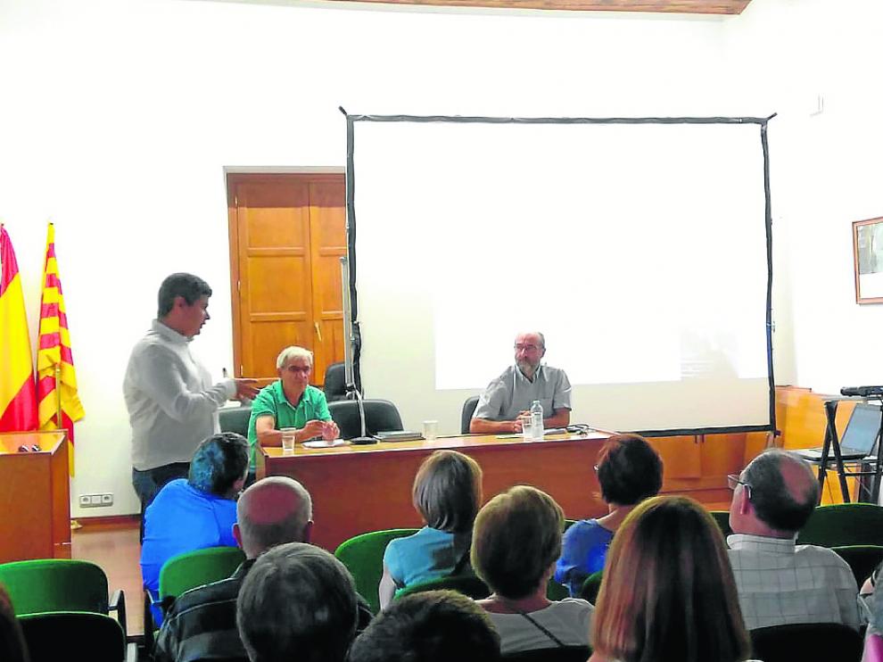 Un banco de ADN aragonés. El director de Relaciones Institucionales, Julio Embid -en la foto se dirige al auditorio-, anunció que la Ley de Memoria Democrática de Aragón creará un banco de ADN aragonés para identificar a víctimas de la dictadura y la Guerra Civil, eliminará la simbología franquista de las calles y garantizará derechos a las víctimas.
