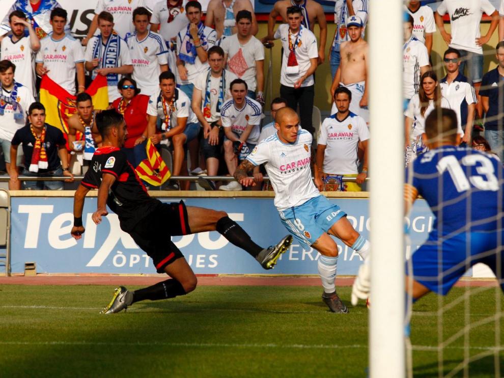 Pombo, en una penetración en el área durante el partido de este sábado en Reus que el Real Zaragoza empató 0-0.