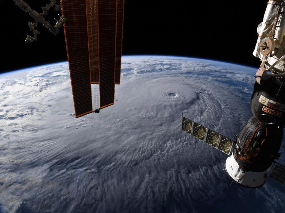 Fotografía tomada desde la Estación Espacial Internacional donde aparece el huracán Lane sobre el océano Pacífico, cerca de Hawai