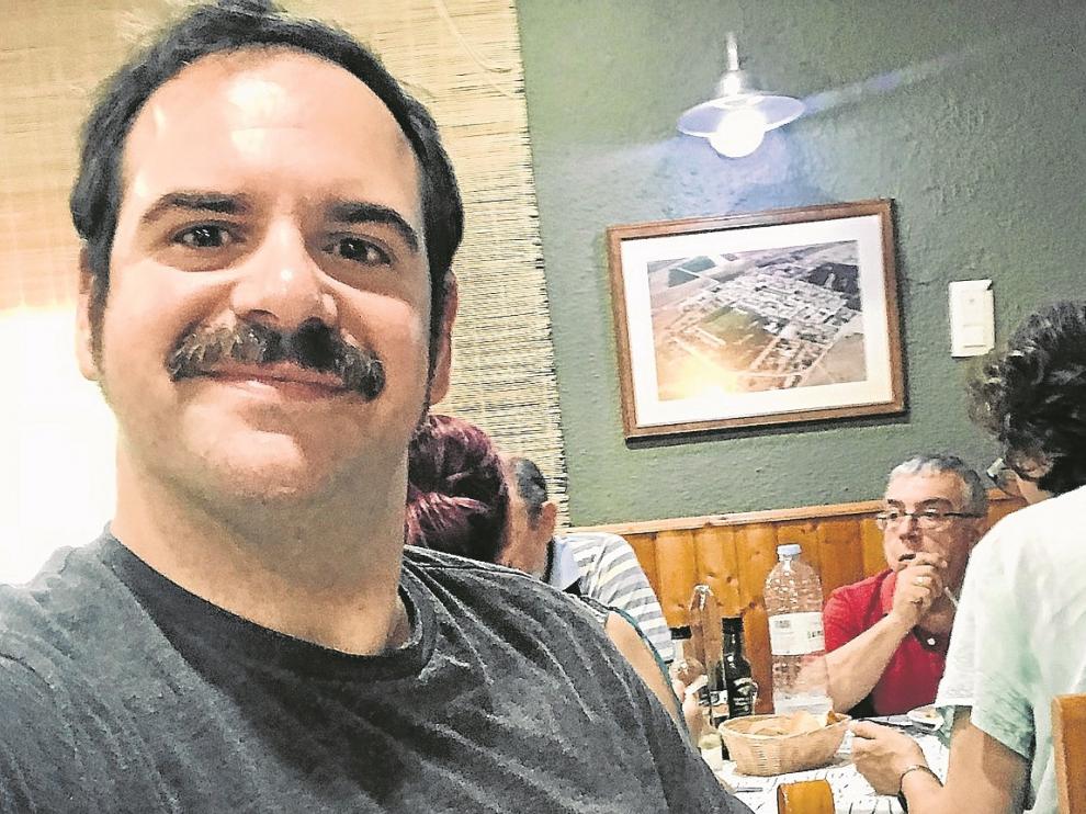 Jorge Usón, con un típico plato de migas, una de las especialidades de Casa Antonio en Ontinar de Salz.